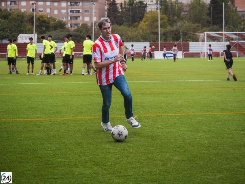 Autol presenta su nuevo césped artificial en el campo de fútbol, gracias al apoyo del Gobierno de La Rioja.