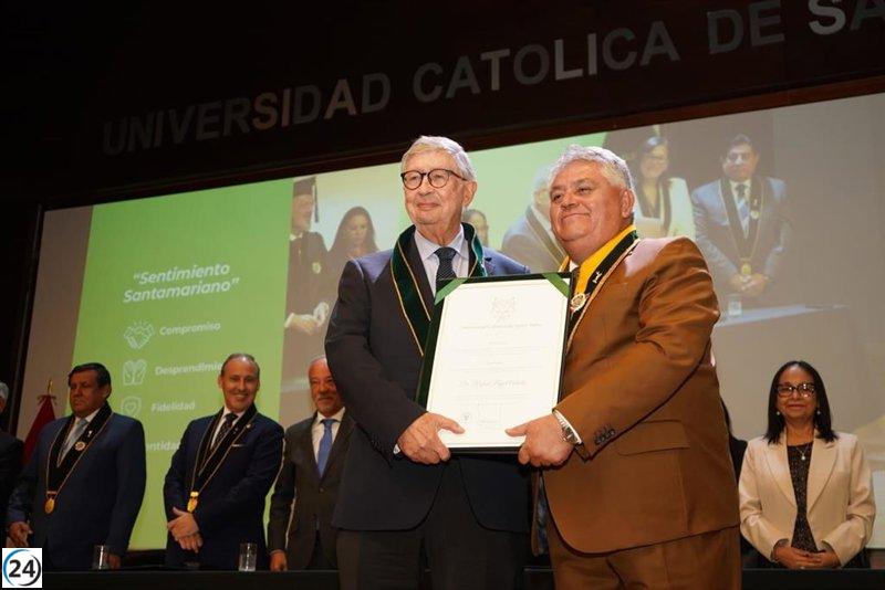 Rafael Puyol recibe el título de Profesor Honorario en la Universidad Católica de Santa María de Arequipa.