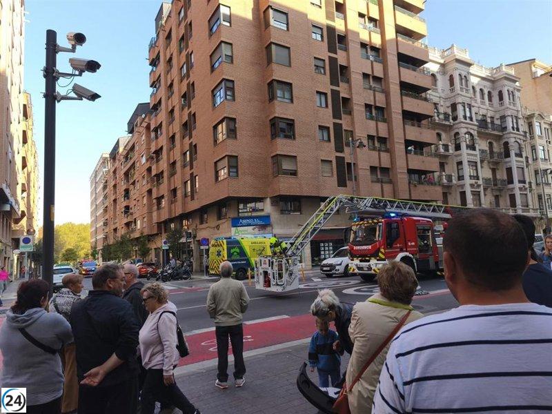 Hombre fallece en su hogar de Logroño; bomberos ingresan por la ventana.
