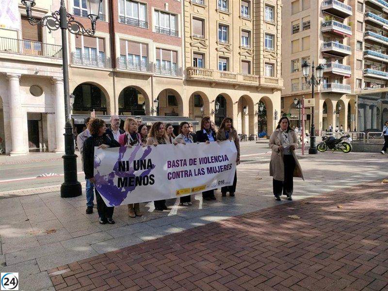 Concentración en Logroño rinde homenaje a la víctima de violencia de género en Badajoz.