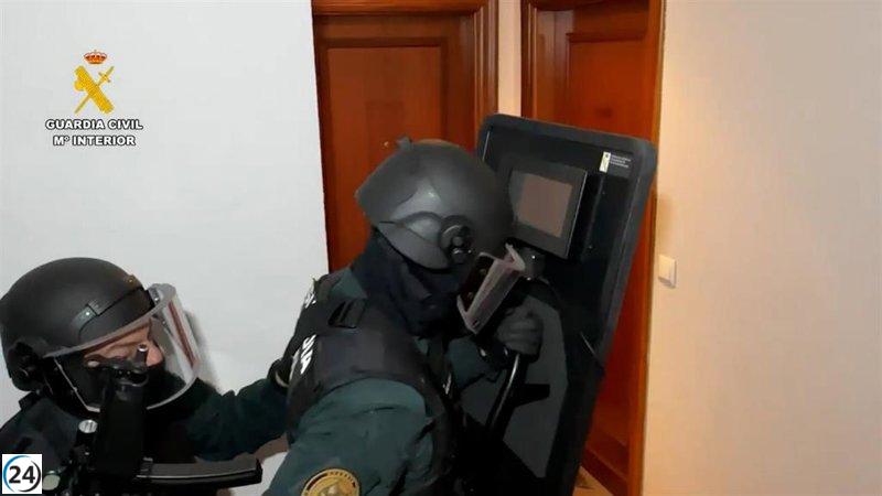Desarticulada red de narcotráfico en España: 31 arrestos por distribución de hachís y cocaína.