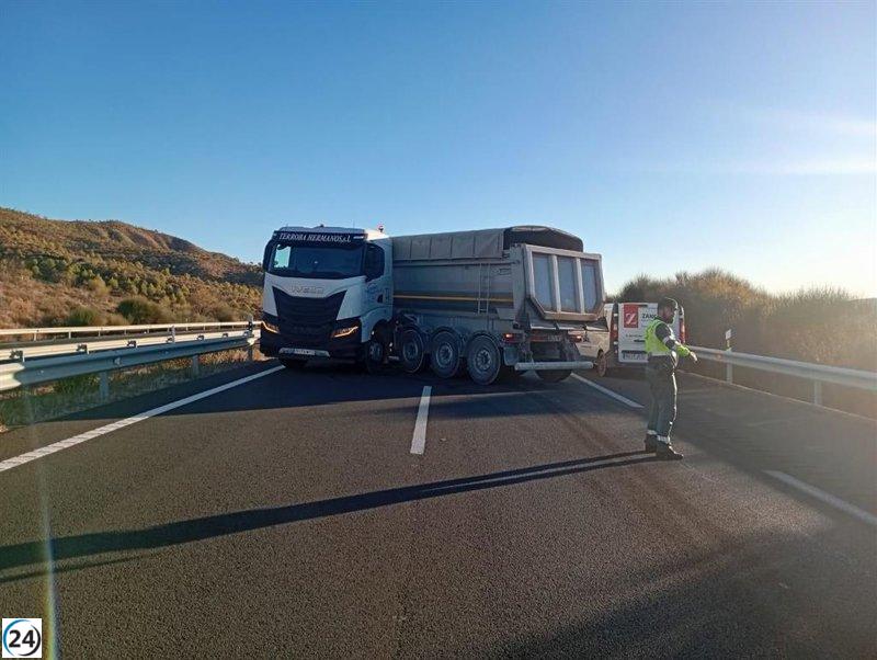 Accidente de camión interrumpe la AP-68 en Ausejo.
