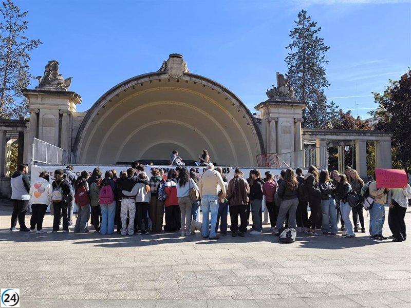 Estudiantes de Logroño demandan acción contra el acoso escolar en una manifestación.