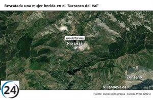 Mujer salvada tras accidente en el Barranco del Val en Leza de Río Leza.