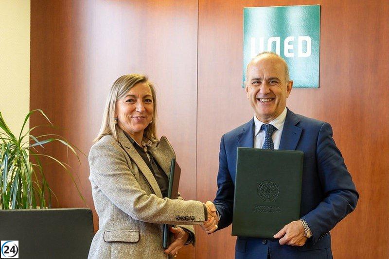 Rectores de UR y UNED firman acuerdo de colaboración institucional.