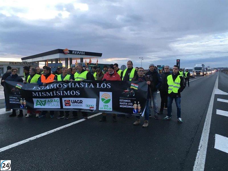 Agricultores bloquean la N-232 en Calahorra durante un cuarto de hora.