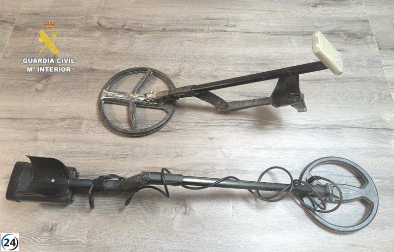 Arrestan a dos habitantes de Cervera por saquear 23 piezas arqueológicas en Soria usando detectores de metales.