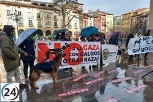 Manifestación en Logroño reclama prohibir la caza con galgos y aumentar la protección animal.
