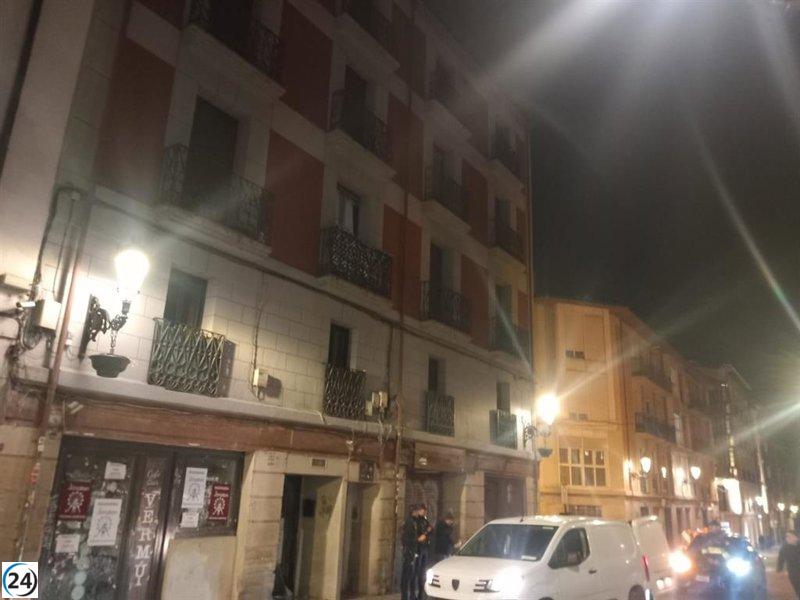 Emergencia en la calle Sagasta: Policía y Bomberos responden a caída de fachada en edificio.