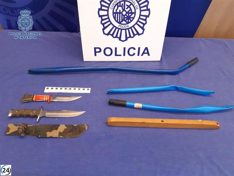 Detenidos 7 jóvenes, incluyendo 3 menores, por participar en una riña con armas.