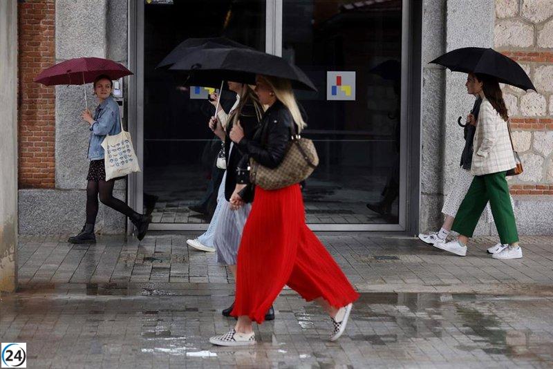 Posible reescritura:

- Alerta amarilla en La Rioja por lluvias y tormentas a partir del sábado.