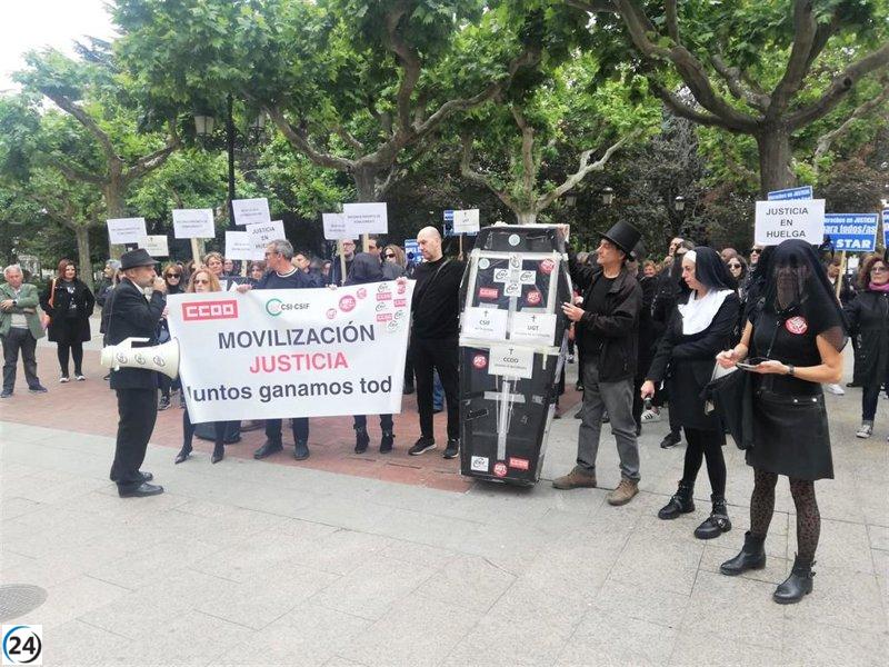 Trabajadores de La Rioja realizan 'entierro' de la Justicia en huelga indefinida.