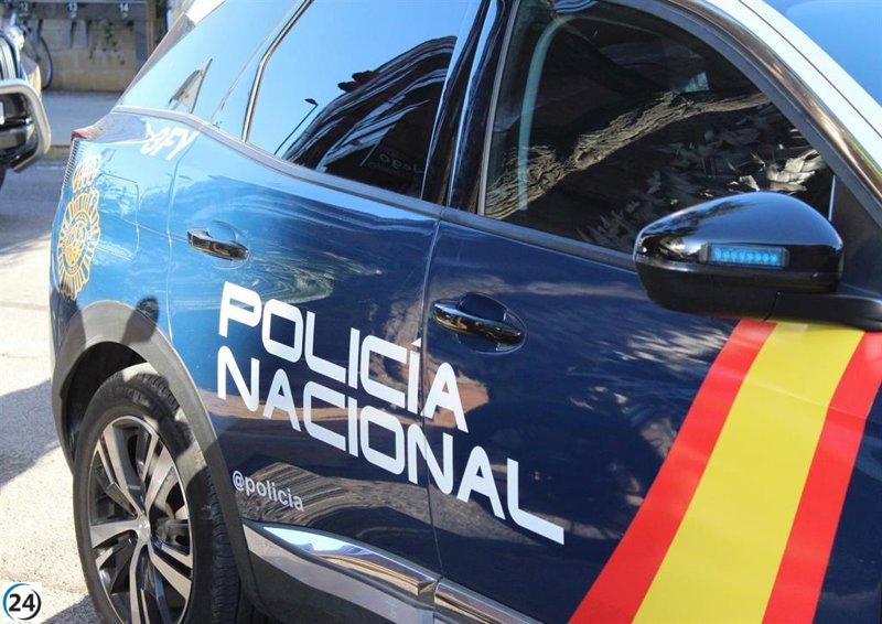 Cajera y otra mujer detenidas por robo en supermercado.