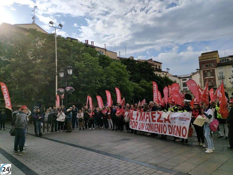 Manifestación en Logroño por un convenio decente en el sector de la limpieza.