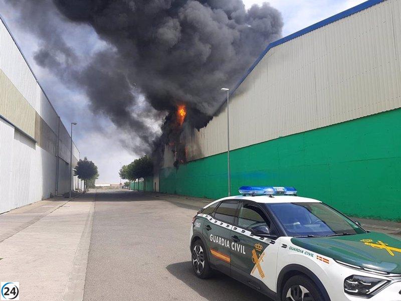 Controlado el incendio industrial en Cintruénigo y se levantan medidas preventivas, según SOS Navarra.