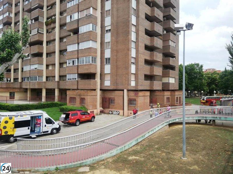 Una mujer hospitalizada tras incendio en vivienda logroñesa de Duques de Nájera