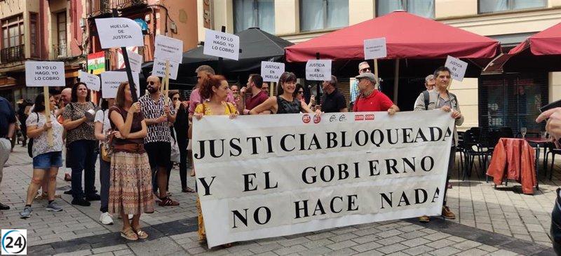 Trabajadores de Justicia protestan por acuerdo salarial justo frente a la sede del PSOE.