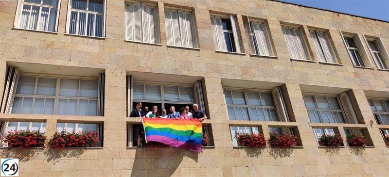 Escobar exige desterrar la intolerancia al izar bandera LGTBi en Ayuntamiento.