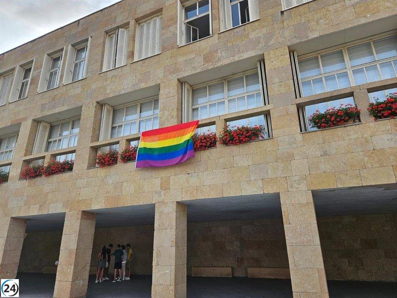 El Ayuntamiento de Logroño vuelve a mostrar la bandera LGBT+ en su fachada.