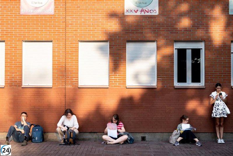 CCOO y UGT exigen prórroga de contratos para docentes contratados en octubre al Gobierno.