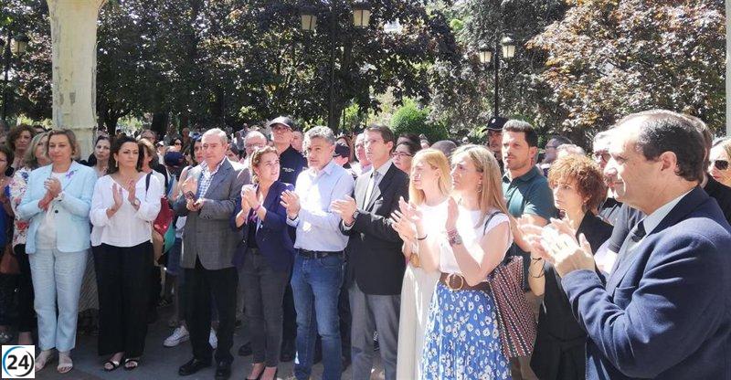 Multitud de logroñeses se unen en minuto de silencio en El Espolón en repudio al crimen machista en la ciudad.