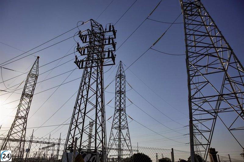 La tarifa eléctrica disminuye un 38% el domingo, alcanzando los 63,35 euros/MWh.