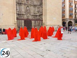Activistas en traje de baño exigen 