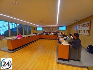 La oposición critica la falta de concreción en el discurso de León, mientras el PP destaca la generación de confianza en el sector empresarial.
