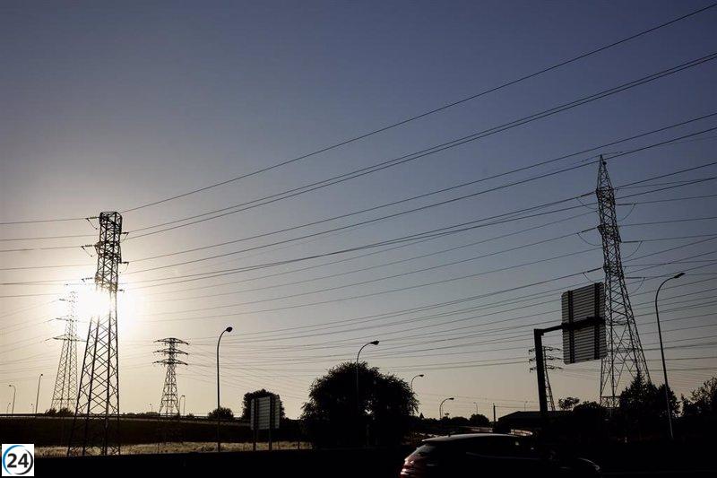 El coste de la electricidad disminuye un 11,8% el sábado, llegando a los 104,89 euros/MWh.