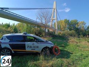 Héroe ciudadano y dos agentes de la Policía Local salvan a un individuo de caer al río Ebro