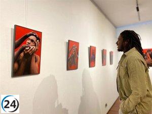 Exposición de 29 fotografías como rito curativo para jóvenes inmigrantes en bote.