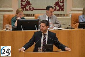 Capellán es recriminado por el PSOE por ausentarse del Parlamento y favorecer al PP