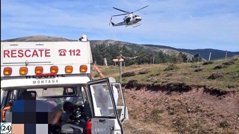 Valiente mujer es rescatada por helicóptero tras caer en un terreno 