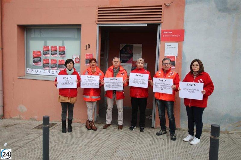 Protesta en Calahorra de empleados de Cruz Roja por despidos y supresión del transporte para organización 'Igual a Ti'