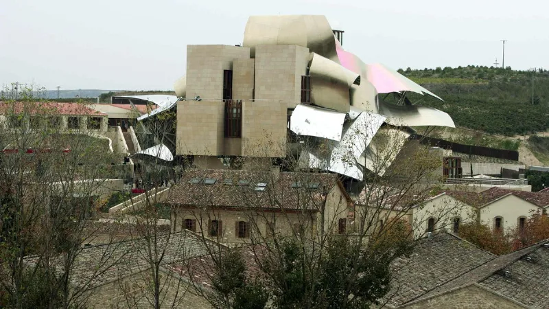 Descubre la arquitectura moderna de La Rioja con su famosa Bodegas Ysios